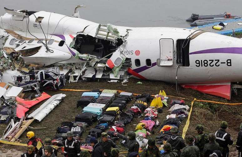 <p>Bagagens perto do avião da TransAsia Airways, em Taipei</p>