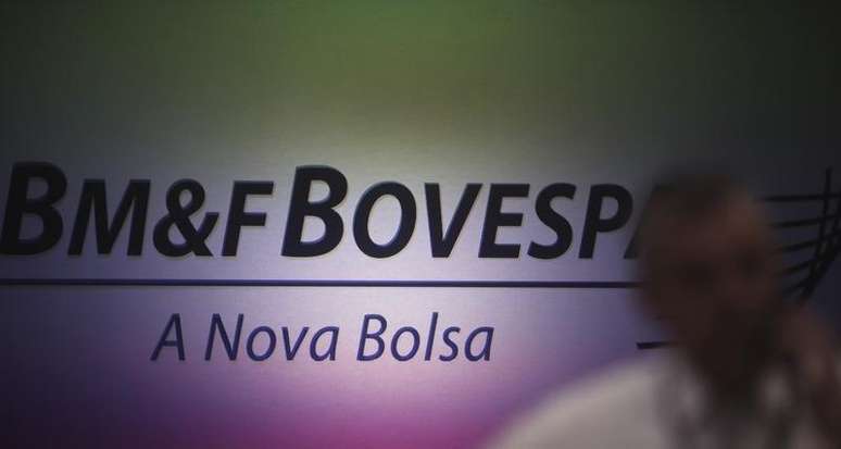 <p>O Ibovespa caiu 0,14 por cento, a 49.233 pontos. Na máxima, chegou a 49.816 pontos, em alta de 1 por cento e, no pior momento do dia, caiu 0,57 por cento, a 49.019 pontos</p>