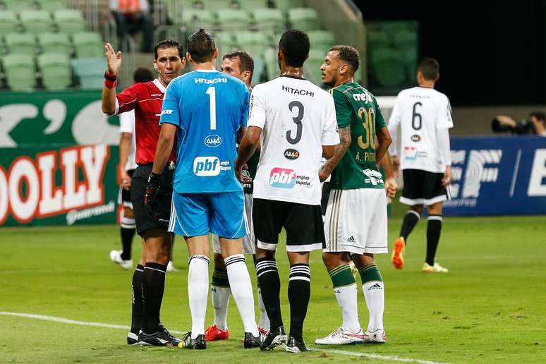 Jogadores do Palmeiras reclamam do gol anulado pelo árbitro