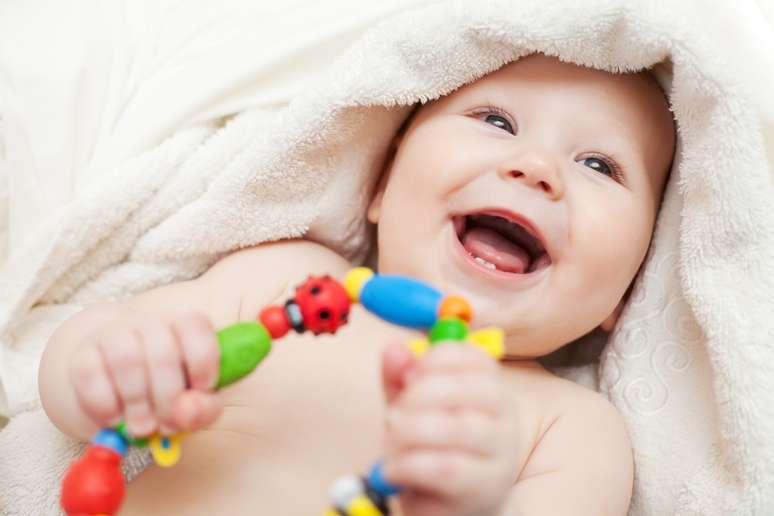 Alguns bebês podem nascer com alguns dentinhos, chamados de dentes natais, mas só o odontopediatra pode indicar o que fazer