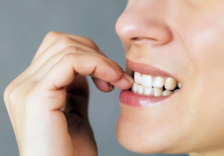 Mastigar outros objetos como ponta de lápis ou tampas pode causar danos ou traumas dentais ainda mais graves do que os provocados por roer as unhas