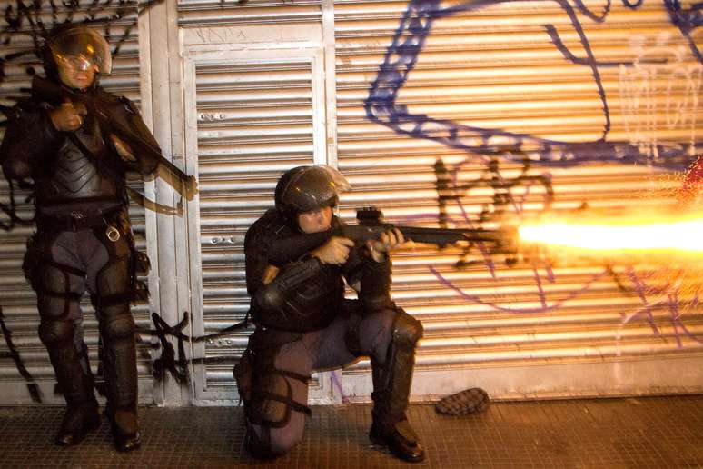 <p>PMs agem para dispersar manifestantes durante protesto do Movimento Passe Livre no dia 23 de janeiro, em São Paulo</p>