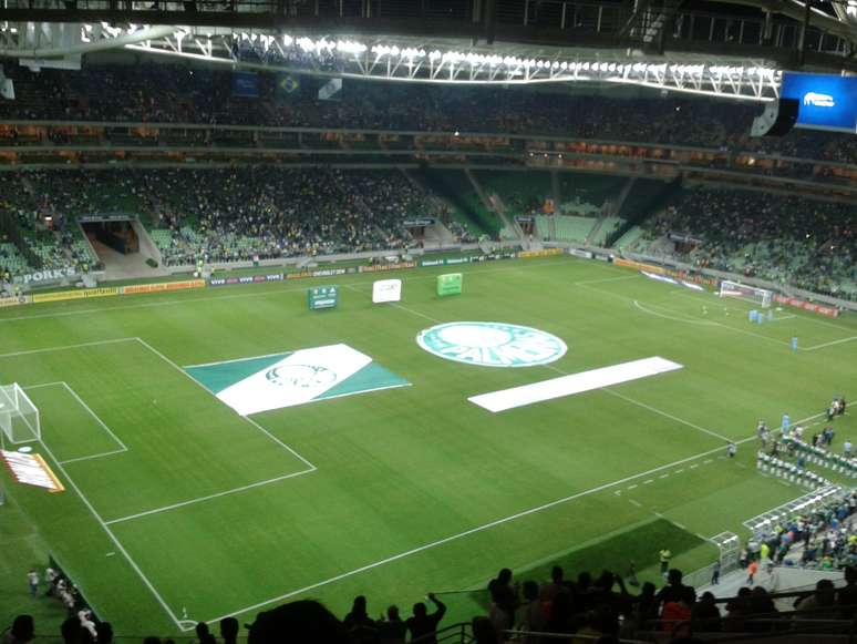 <p>Área destina à torcida visitante no Allianz Parque (próxima à marca do escanteio) é cercada por palmeirenses</p>