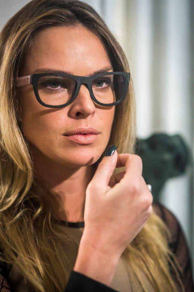 O modelo de óculos de grau da Érika (Letícia Birkheuer), de Império, é da linha que leva o próprio nome da atriz, lançada pela Optinew. Informações: (21) 2705-7647