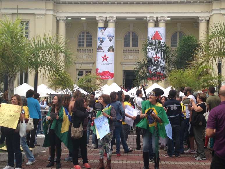 Grupo fez protesto em frente ao Minascentro