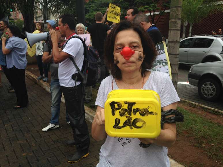 Manifestantes protestam contra as denúncias de corrupção ligadas ao PT e à Petrobras