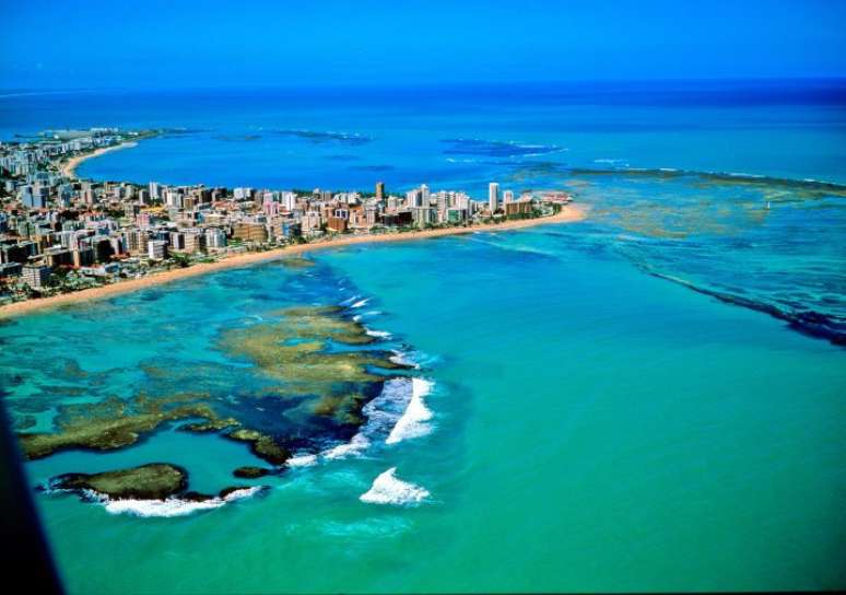 Recife - Com um belo Centro Histórico e as famosas pontes do Rio Capibaribe, nada se compara em atração para os turistas em Recife com a praia da Boa Viagem. Uma das mais extensas praias urbanas do mundo, é frequentada tanto por visitantes quanto por moradores da cidade.