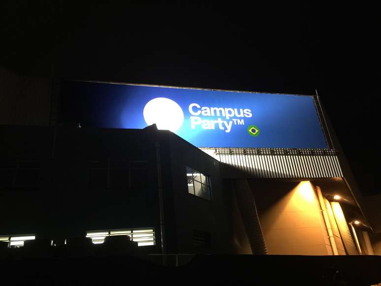 Símbolo da Campus Party Brasil visto do alto na noite de São Paulo