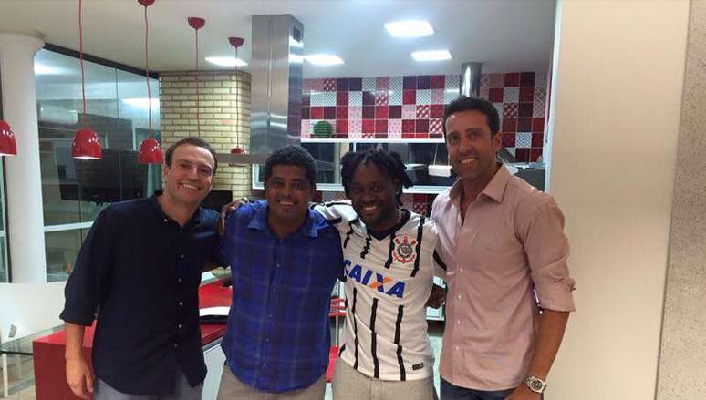 Vagner Love veste a camisa do Corinthians