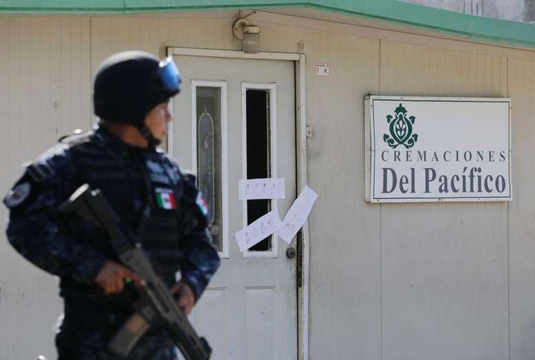 Policial faz segurança em crematório perto de Acapulco. 06/02/2015.