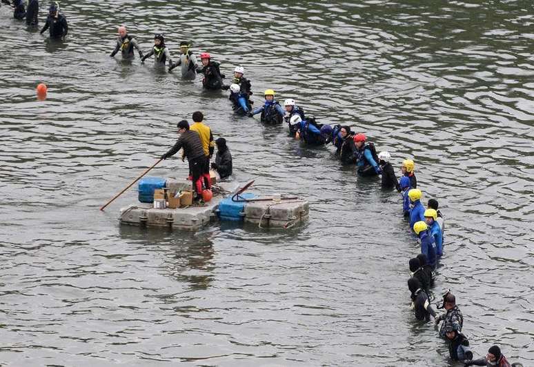 Equipes de emergência realizam buscas em local de queda de avião da TransAsia Airways em rio de Taipé. 06/02/2015