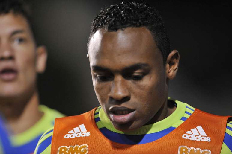 Obina fez tr&ecirc;s gols pelo Palmeiras em cl&aacute;ssico contra Corinthians