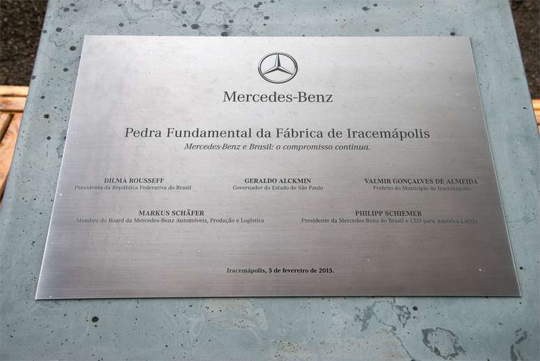 Pedra fundamental marca o início da construção da fábrica da Mercedes-Benz no Brasil