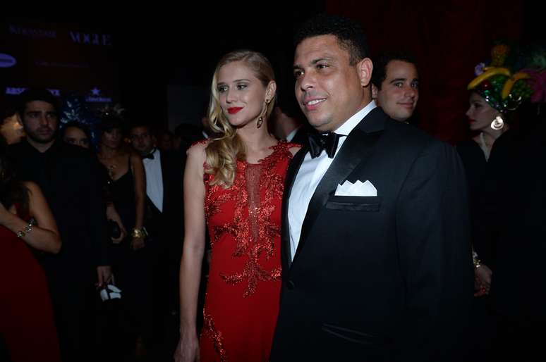 <p>Jogador surpreendeu ao chegar no Baile da Vogue, em São Paulo, com nova namorada</p>