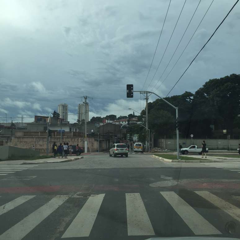 Semáforos instalados em avenida recém-inaugurada chegam a ficar dez dias sem funcionar