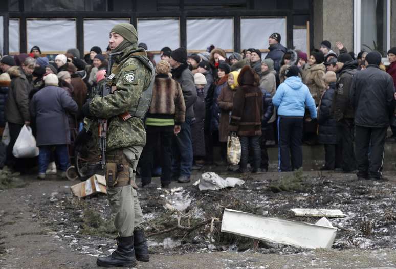 Soldado monta guarda enquanto ajuda humanitária é distribuída aos residentes da cidade de Debaltseve, Ucrânia, em 6 de fevereiro