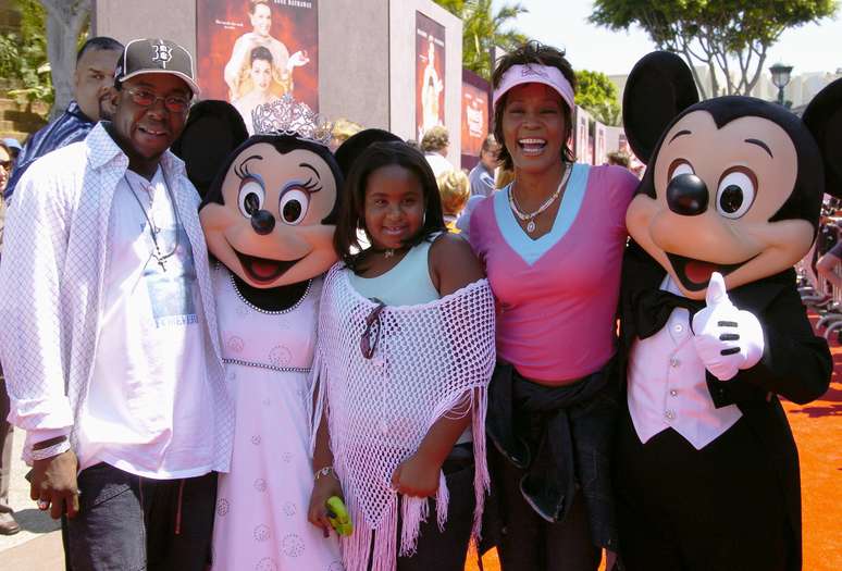 Bobby Brown, Bobbi Kristina e Whitney Houston em foto na Disney tirada em 2004