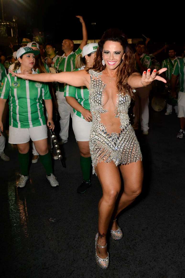 A rainha de bateria Viviane Araújo mostrou simpatia e samba no pé