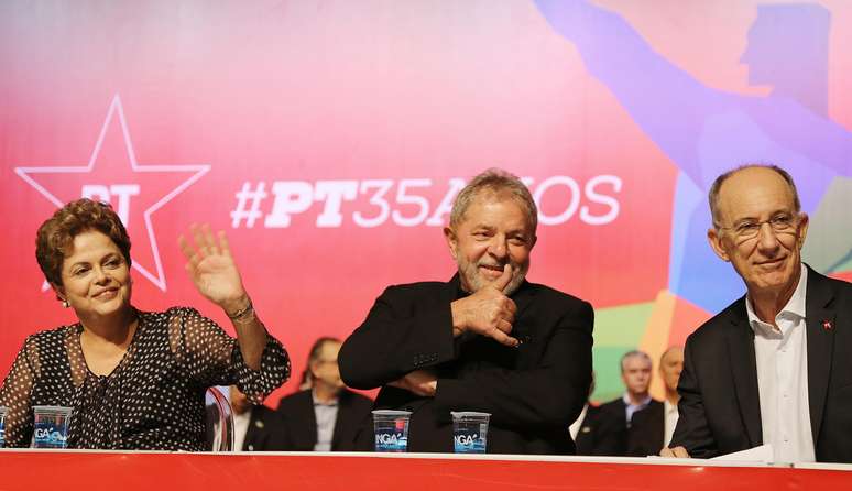 Dilma, Lula e o presidente do PT, Rui Falcãoo, durante a cerimônia, realizada no Minascentro, em Belo Horizonte