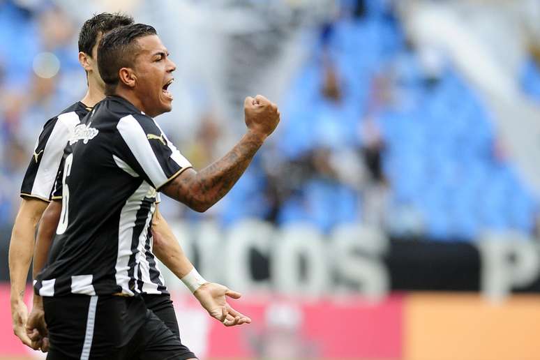 <p>Carleto marcou o terceiro do Botafogo em cobrança de falta</p>