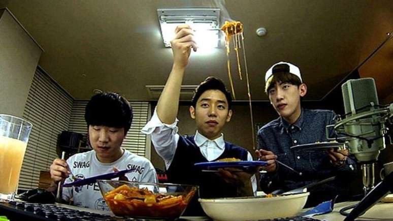 "Apresentadores" usam at&eacute; microfones de alta qualidade para reproduzir sons na refei&ccedil;&atilde;o