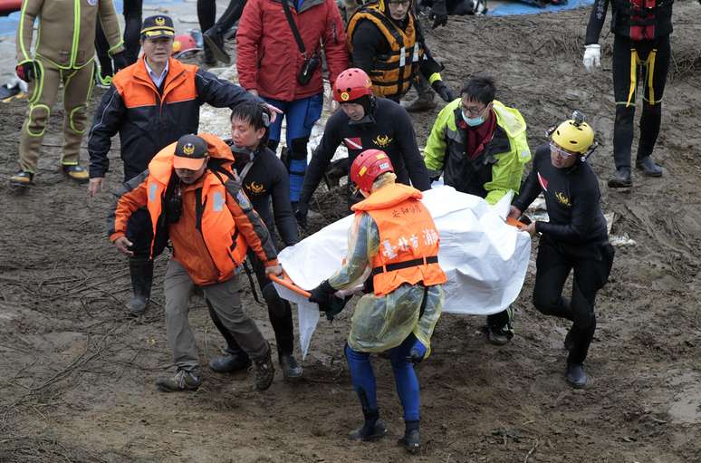 Equipe de busca e salvamento transporta um corpo recuperado no local do acidente com o avião da TransAsia em Taipei, Taiwan, em 6 de fevereiro