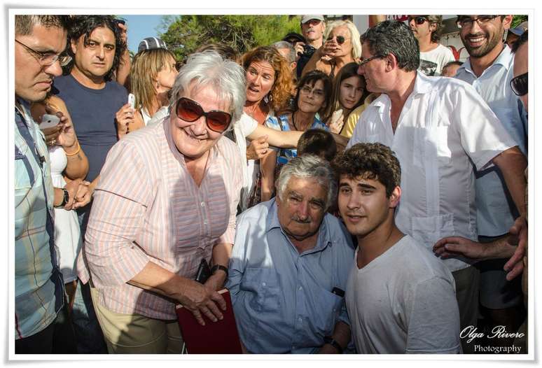 <p>James Clymer é fotografado ao lado do presidente uruguaio</p>