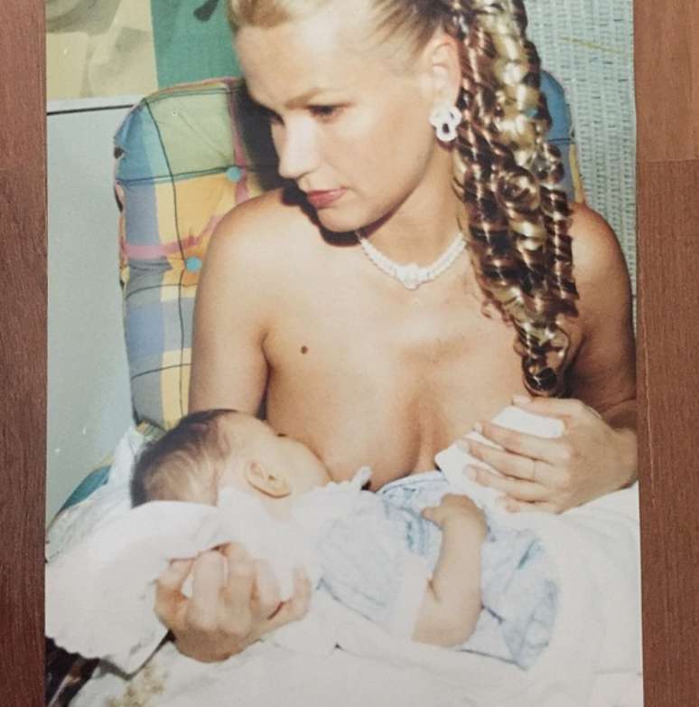 Xuxa relembrou tempos em que Sasha ainda era um nenê de colo. 'Eu e sasss' escreveu na legenda