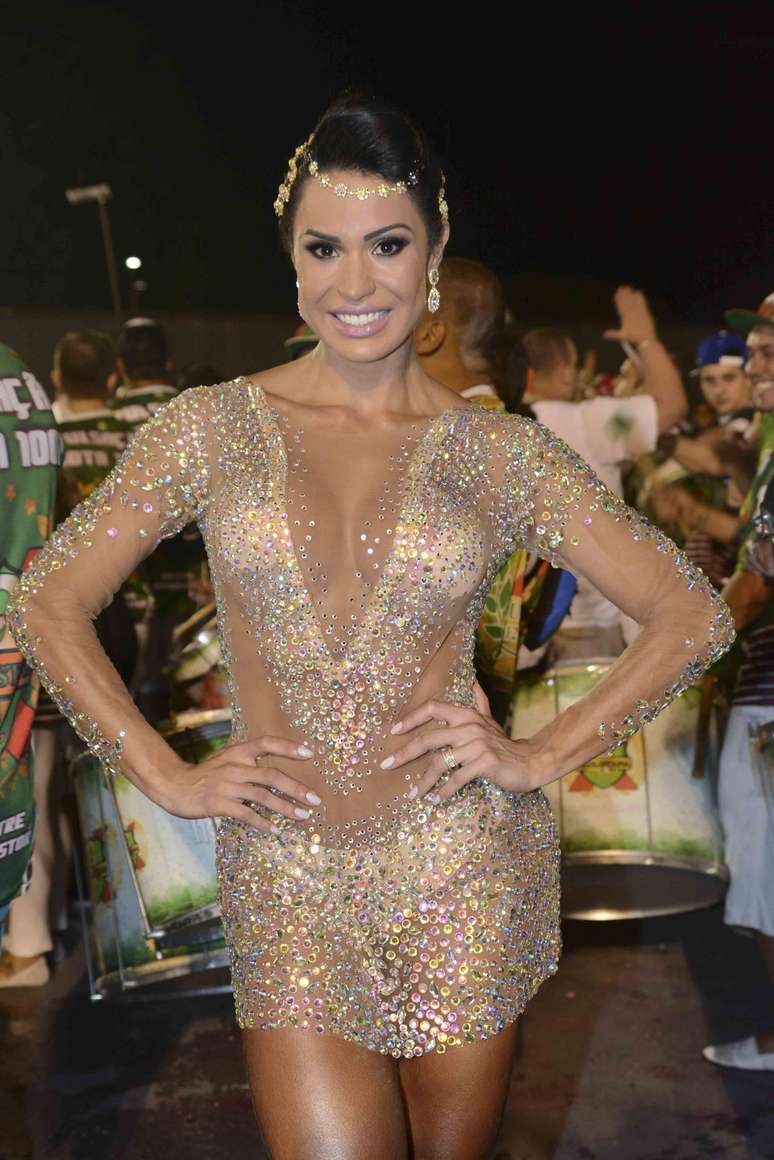A rainha de bateria desfila pela X-9 Paulistana no Carnaval 2015