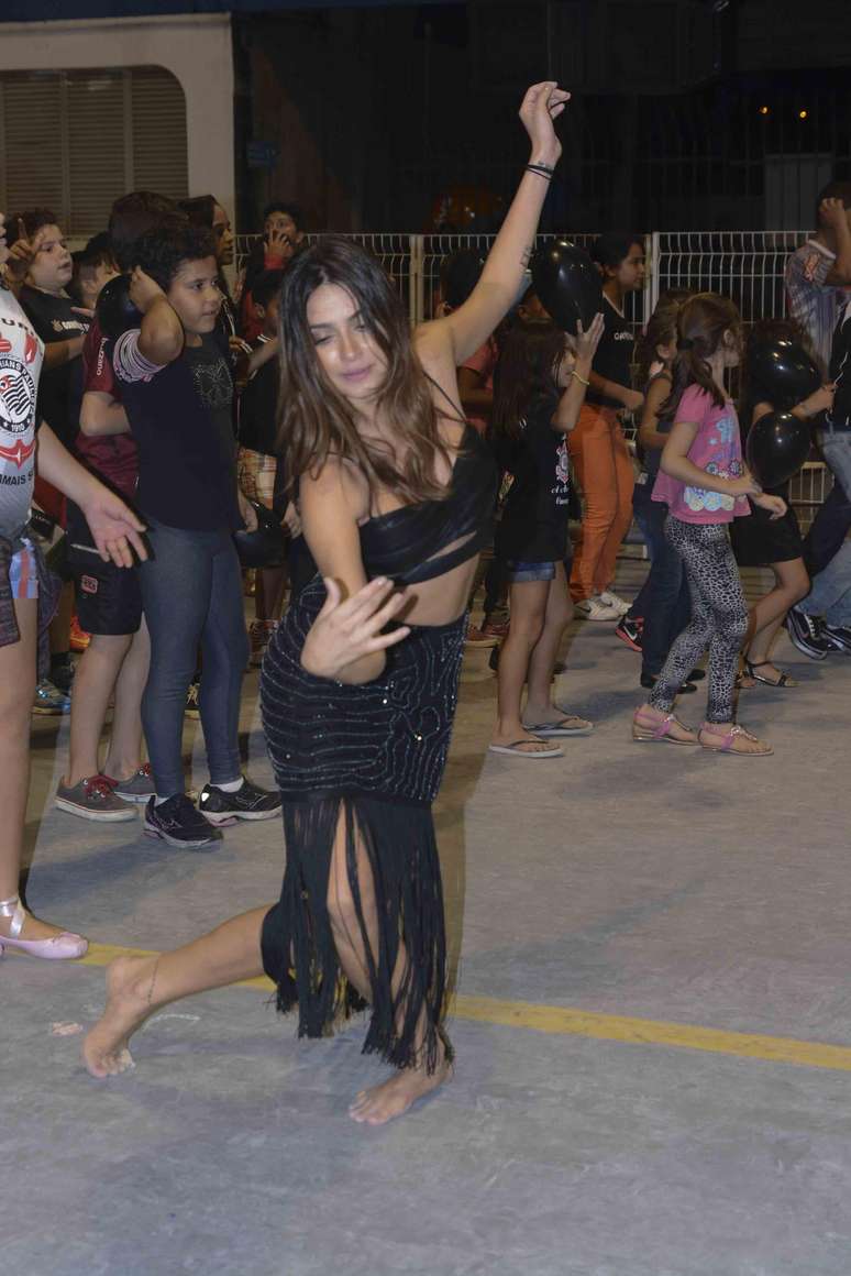 Thaila ensaiou com um look total black