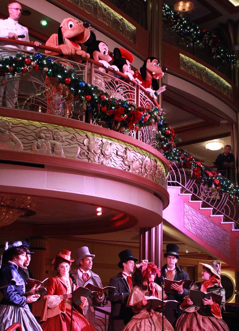 <p>Personagens da Disney fazem apari&ccedil;&otilde;es constantes no navio</p>