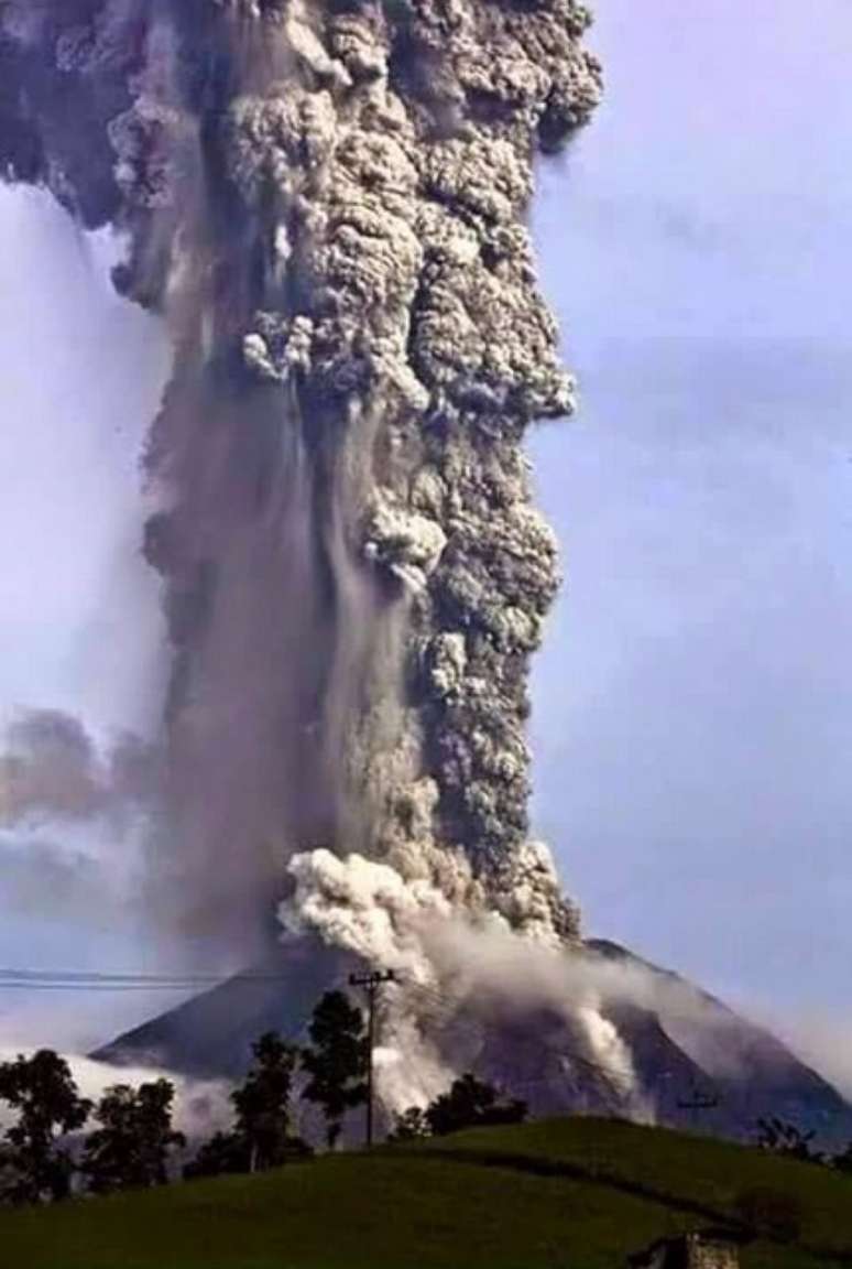 Cerca de 100 pessoas tiveram de deixar suas casas, e todas as operações do aeroporto internacional da capital do país foram suspensas devido à erupção do vulcão
