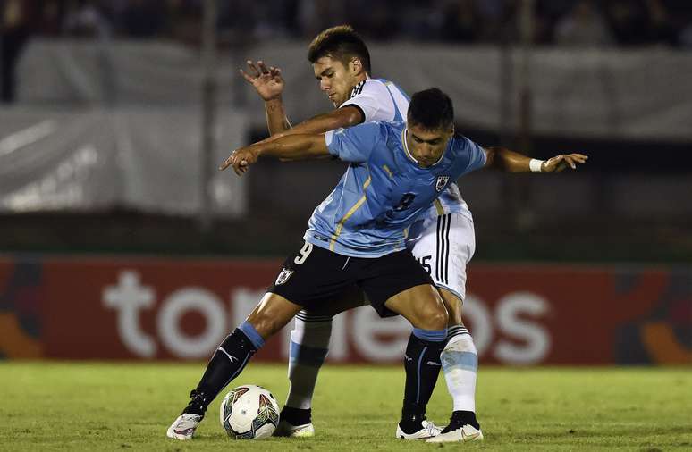 Lance de Argentina x Uruguai; seleção celeste está fora dos Jogos do Rio 