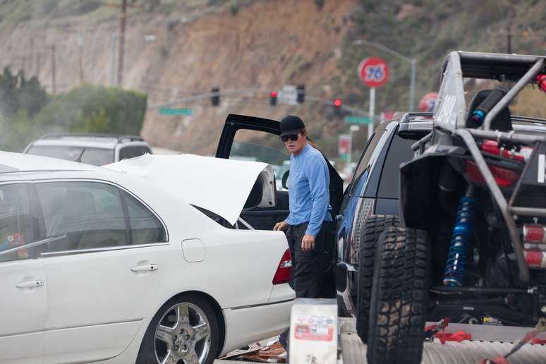 Bruce Jenner colidiu com um carro parado no farol vermelho em Malibu