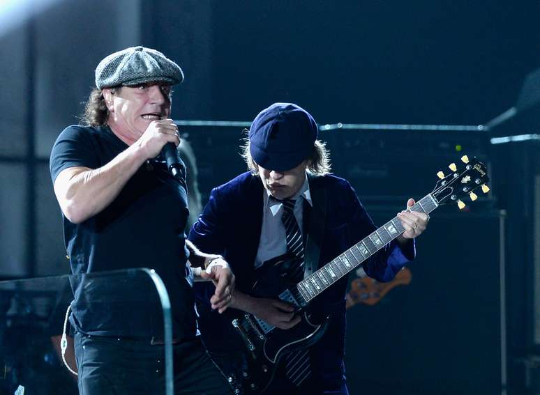 Brian Johnson (esq.) e Angus Young (dir.), do AC/DC, se apresentam no 57º Grammy