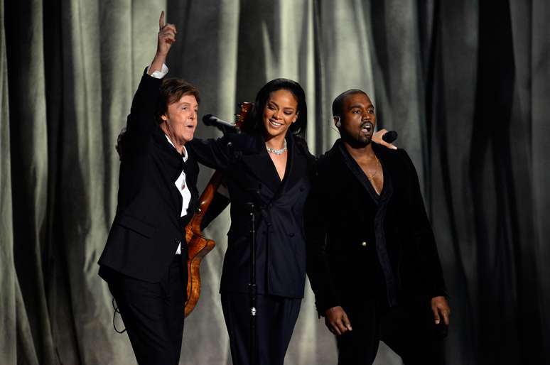 (Da esq. para a dir.) Paul McCartney, Rihanna e Kanye West se apresentam juntos no Grammy