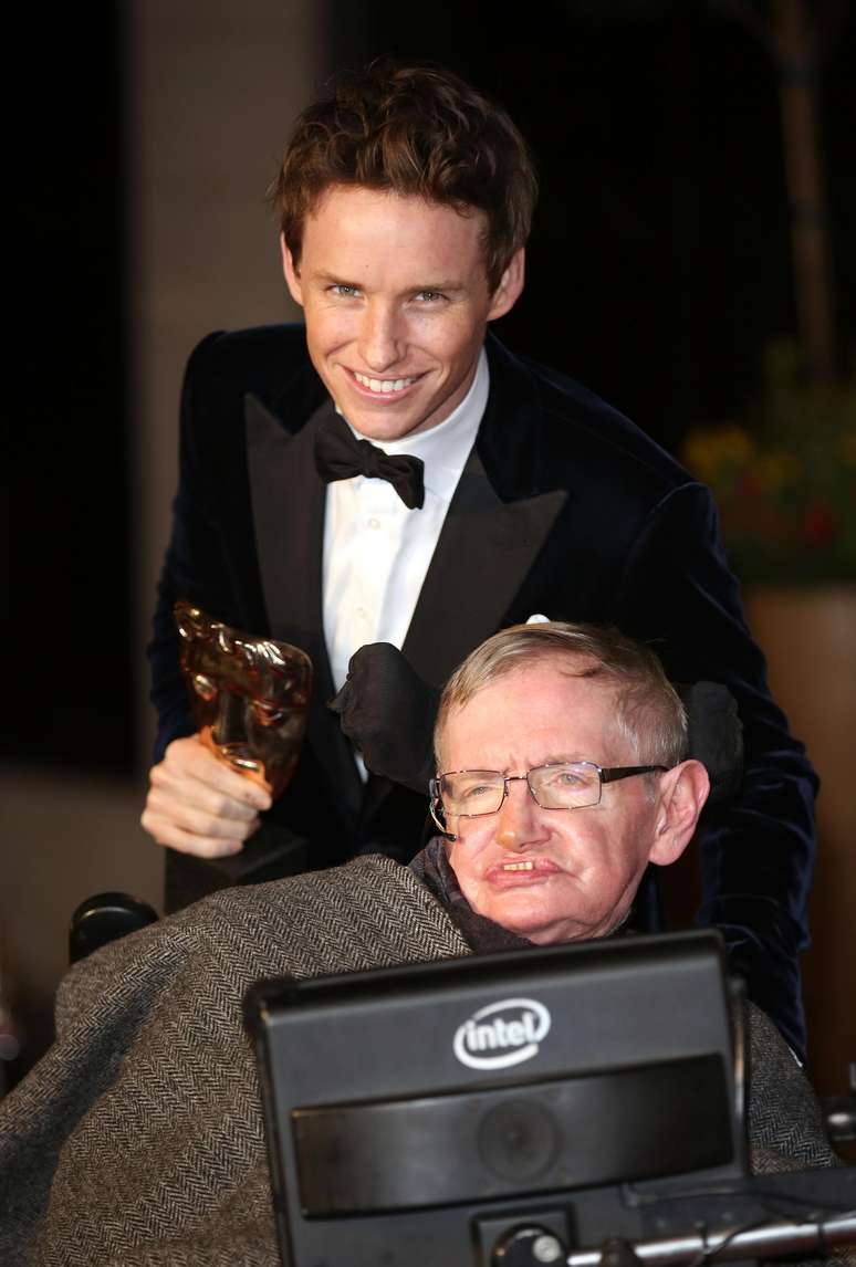 Eddie Redmayne ganhou o Bafta de melhor ator por filme em que interpreta Stephen Hawking, que esteve presente no evento