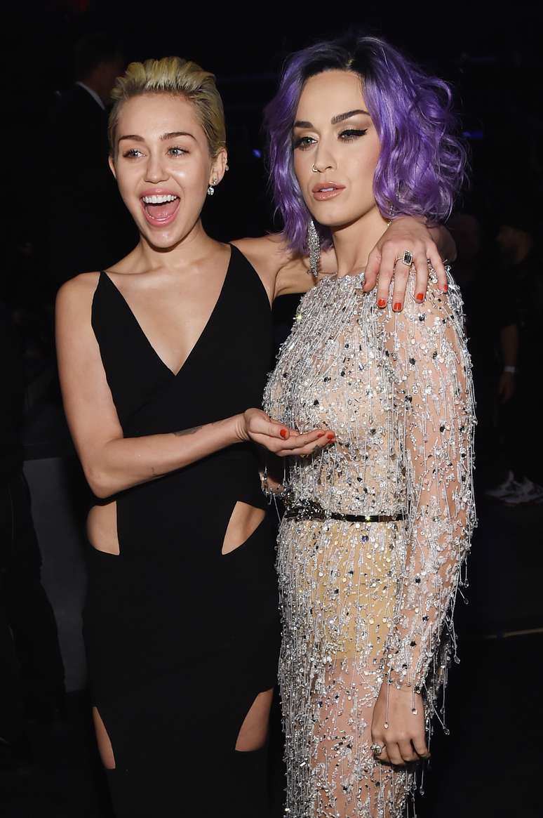 Miley Cyrus e Katy Perry durante o Grammy 2015