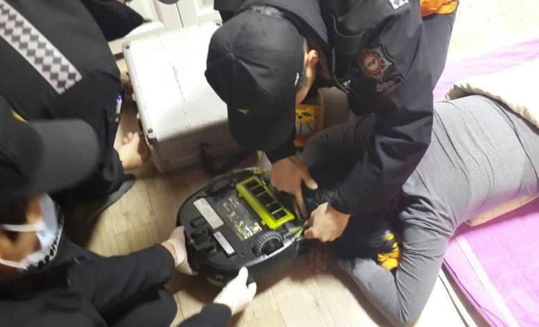 Sul-coreana chama resgate por cabelo preso em robô-aspirador