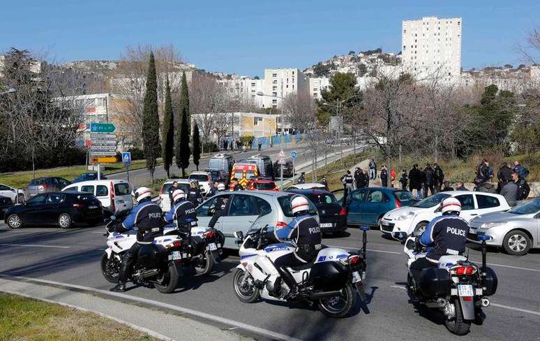 <p>Polícia francesa em rua de Marselha, onde homens atiraram contra polícia</p>