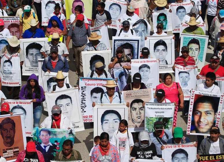 Familiares seguram cartazes de alguns dos 43 estudantes desaparecidos no México, durante protesto em Chilpancingo. 05/02/2015