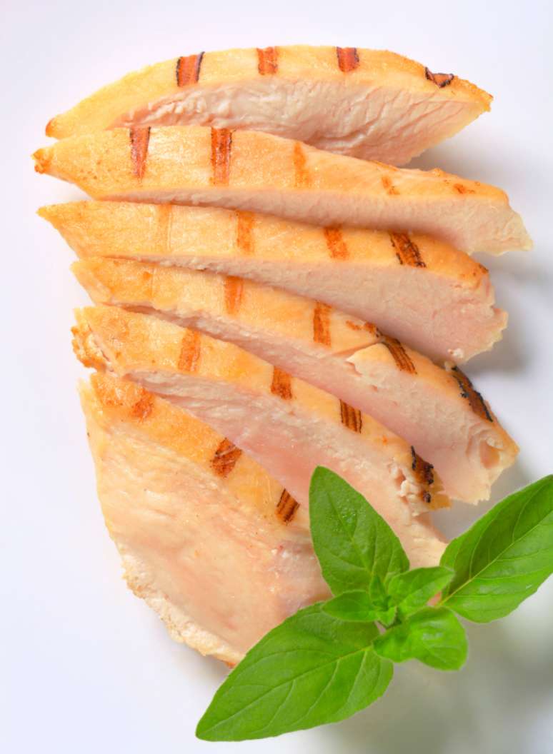 A carne de frango promete ganho de massa muscular e é um potente anti-inflamatório