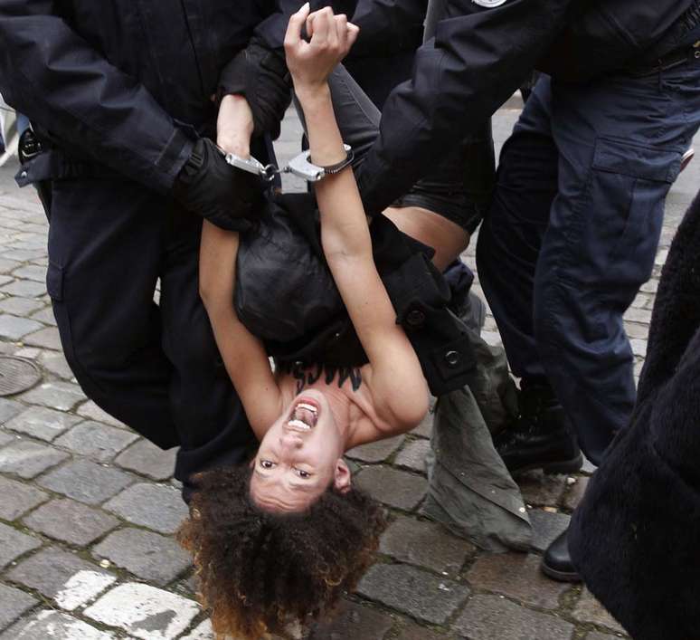 <p>Protesto do grupo feminista &eacute; apenas um dos epis&oacute;dios que circundam esse julgamento</p>