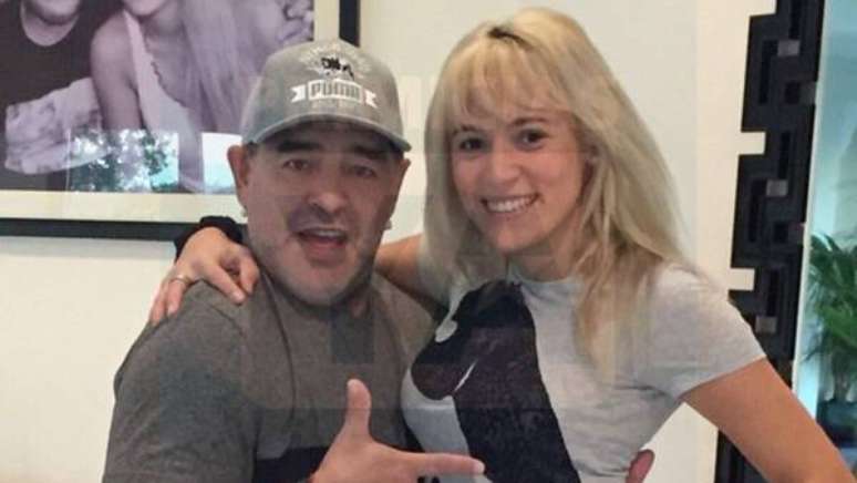<p>Maradona já havia aparecido ao lado da namorada após a plástica</p>