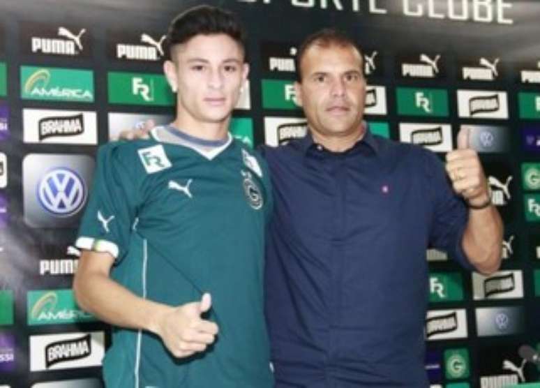 Diogo Barbosa ao lado do gestor de futebol Harlei Menezes