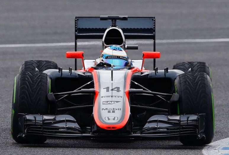 <p>Piloto da McLaren, Fernando Alonso em a&ccedil;&atilde;o durante a pr&eacute;-temporada em Jerez, no sul da Espanha</p>