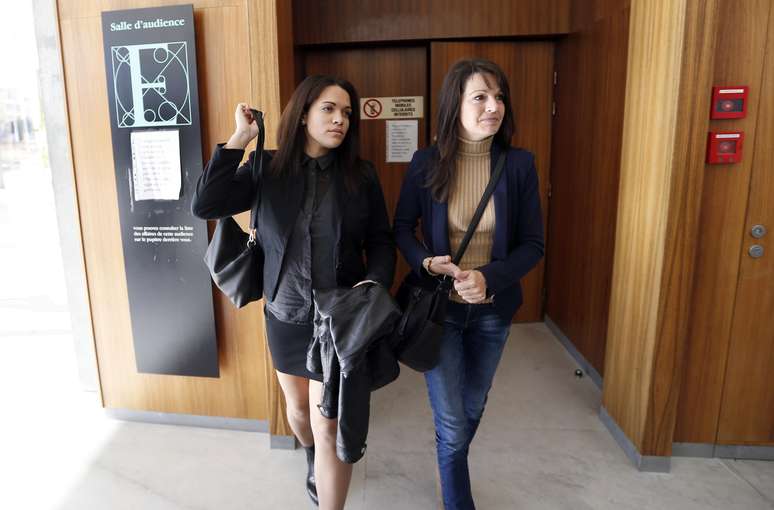 Manon Serrano (esquerda) deixa o tribunal junto com a mãe biológica Sophie Serrano, 20 anos após ser trocada na maternidade