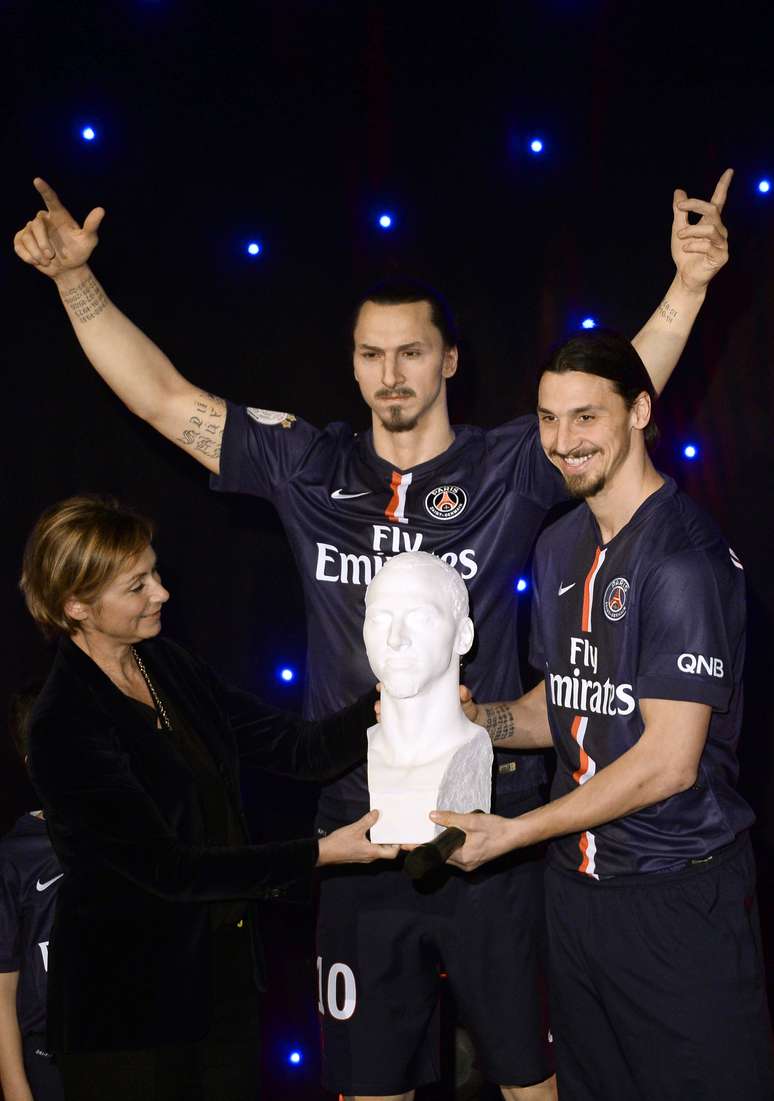 <p>Ibrahimovic recebe a forma utilizada para a constru&ccedil;&atilde;o do boneco</p>