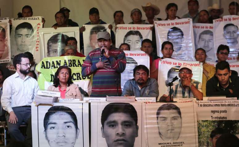 Familiares dos 43 estudantes desaparecidos no México em setembro passado participam de coletiva de imprensa no Centro de Direitos Humanos Miguel Agustín Pro Juarez na Cidade do México, em 9 de fevereiro