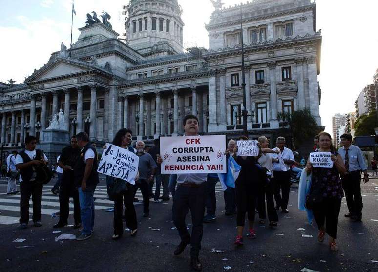 Manifestantes pedem justiça em caso de promotor argentino morto. 04/02/2015.